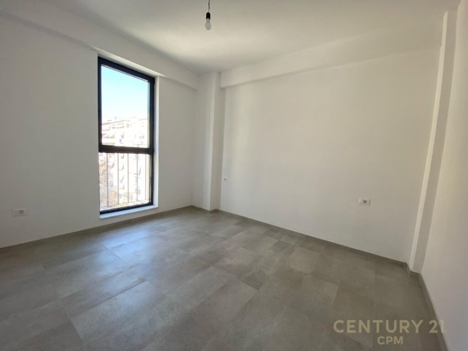 Tirane, jap me qera zyre , 99 m² 750 € (Komuna e Parisit)