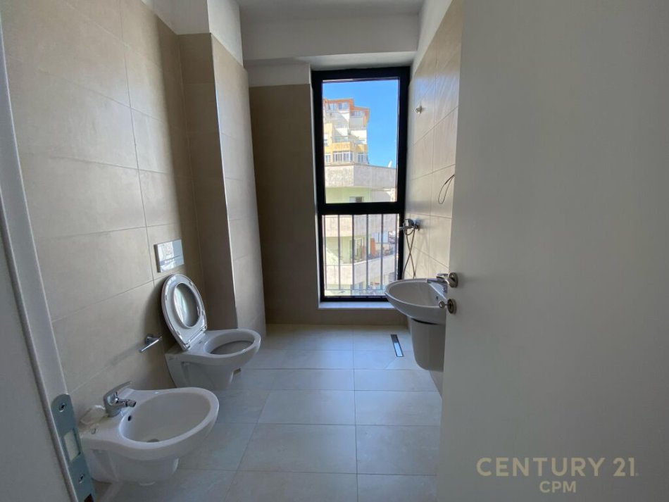 Tirane, jap me qera zyre , 99 m² 750 € (Komuna e Parisit)