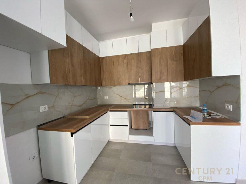 Tirane, jap me qera zyre , 99 m² 750 € (Komuna e Parisit)