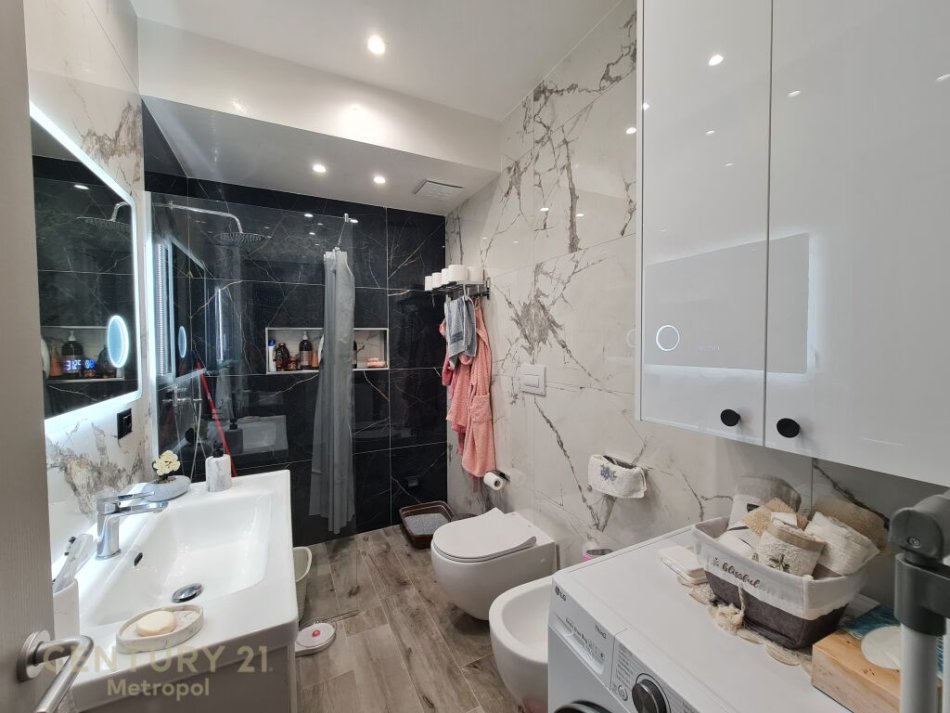 Tirane, jepet me qera apartament 2+1 Kati 3, 120 m² 1.600 € (teg)