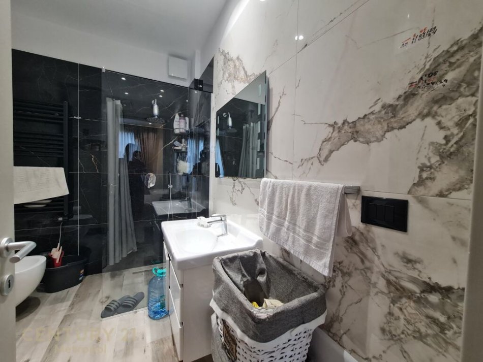 Tirane, jepet me qera apartament 2+1 Kati 3, 120 m² 1.600 € (teg)