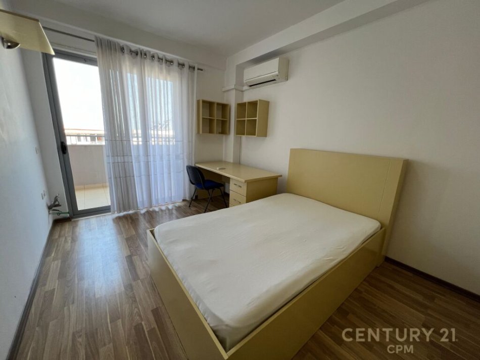 Tirane, jap me qera apartament 3+1+3 + 1 POST PARKIMI , 200 m² 1.200 € (Liqeni i Thatë)