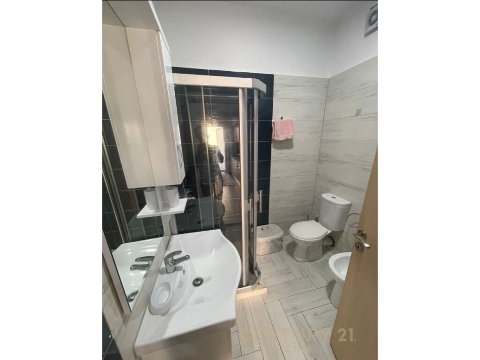 Tirane, jap me qera apartament 1+1 , 45 m² 550 € (Kopshti Botanik Zoologjik)