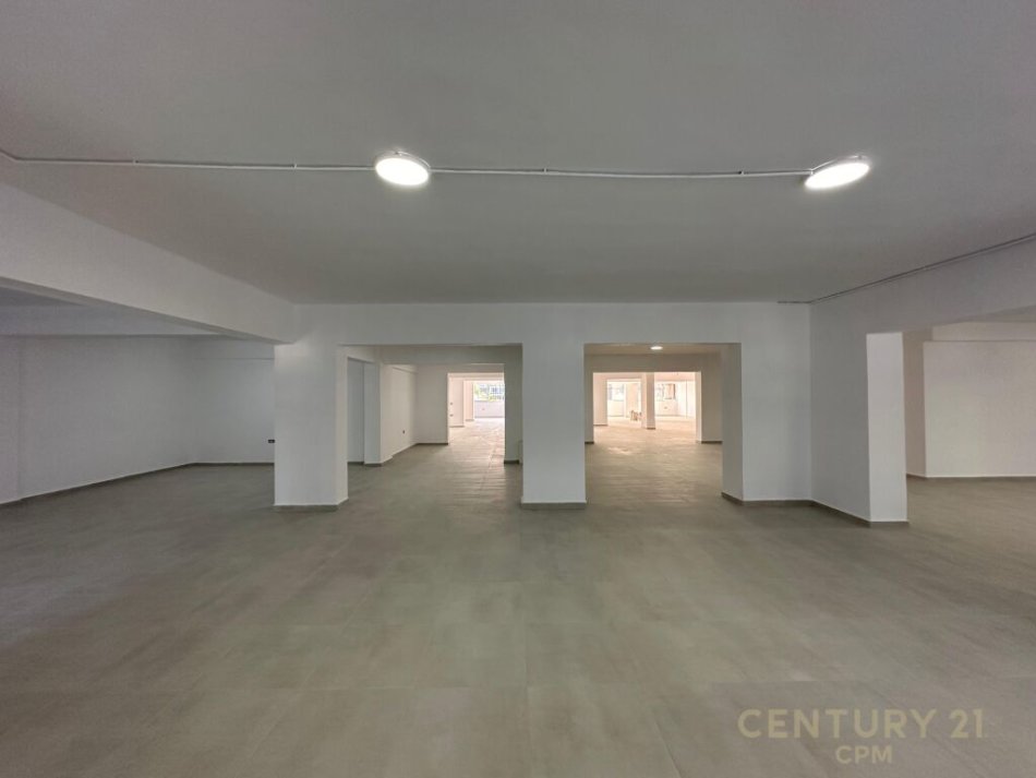 Tirane, jap me qera ambjent biznesi , 980 m² 6.500 € (Rruga Dritan Hoxha, Laprakë)