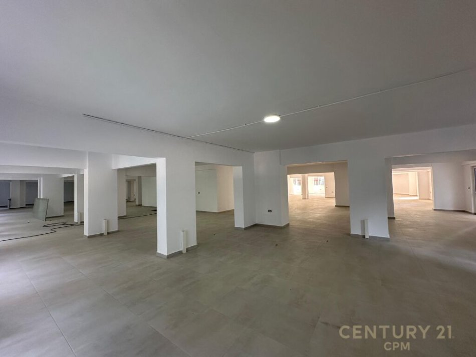 Tirane, jap me qera ambjent biznesi , 980 m² 6.500 € (Rruga Dritan Hoxha, Laprakë)