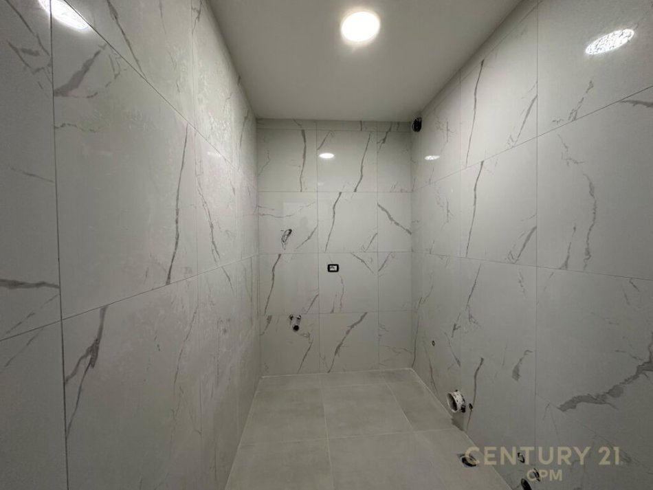 Tirane, jap me qera ambjent biznesi , 980 m² 6.500 € (Rruga Dritan Hoxha, Laprakë)