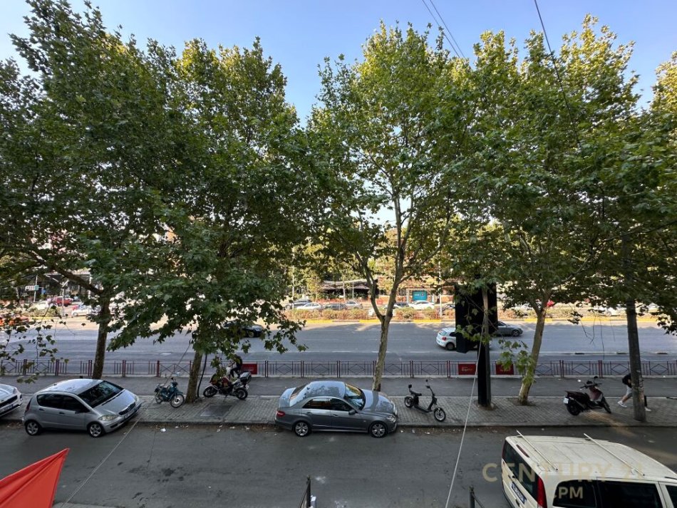 Tirane, jap me qera ambjent biznesi , 980 m² 6.500 € (Rruga Dritan Hoxha, Laprakë)