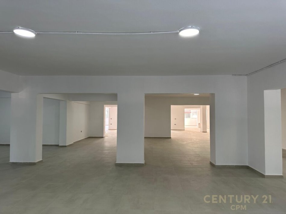 Tirane, jap me qera ambjent biznesi , 980 m² 6.500 € (Rruga Dritan Hoxha, Laprakë)