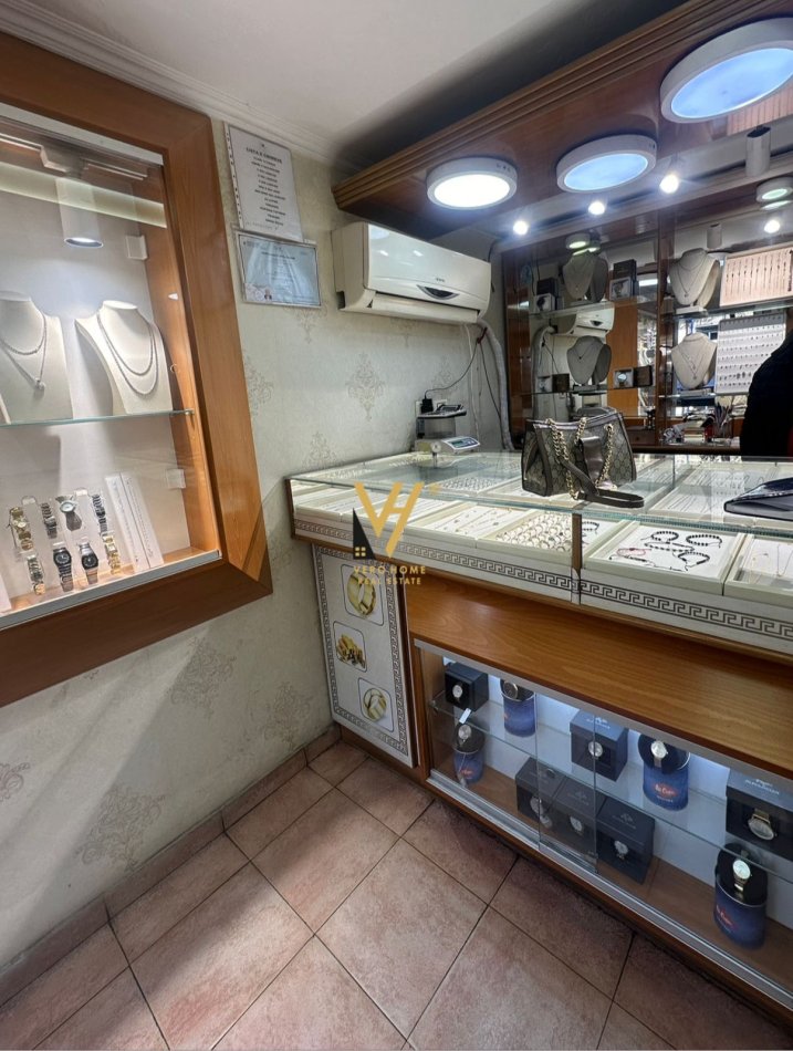 Tirane, shitet dyqan Kati 0, 48 m² 600.000 € (BULEVARDI ZOGU I PARE)