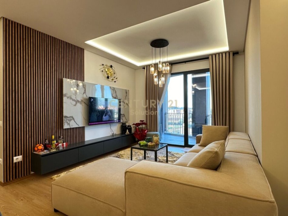 Tirane, shes apartament 2+1+2+Ballkon , 134 m² 220.000 € ("pallati me shigjeta", Rruga e Kavajës)