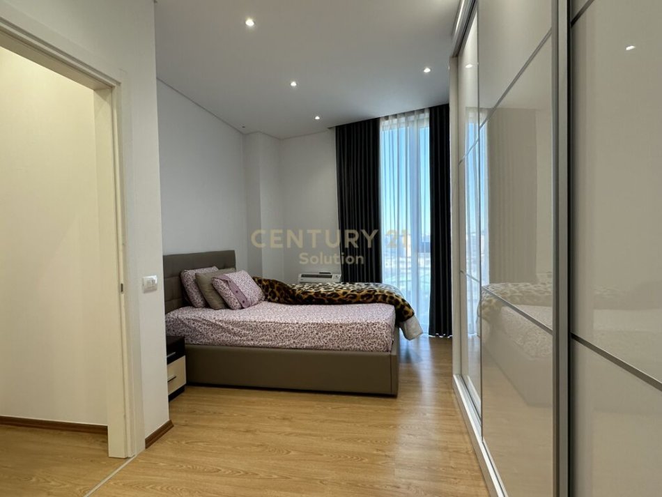 Tirane, shes apartament 2+1+2+Ballkon , 134 m² 220.000 € ("pallati me shigjeta", Rruga e Kavajës)