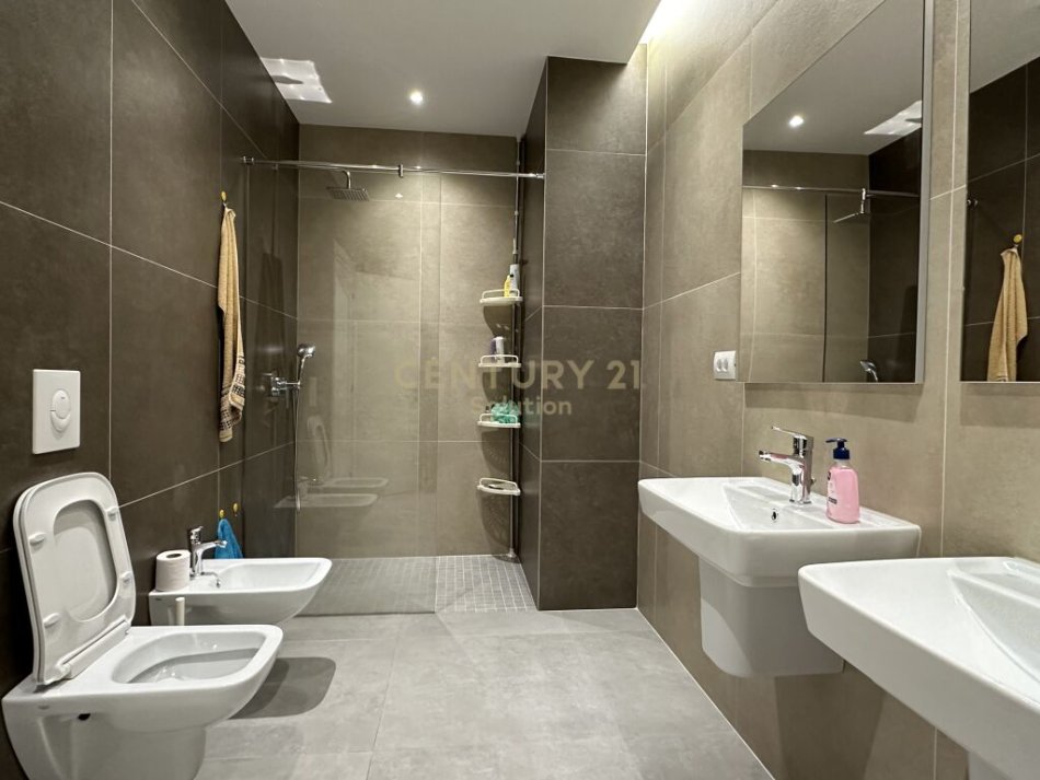 Tirane, shes apartament 2+1+2+Ballkon , 134 m² 220.000 € ("pallati me shigjeta", Rruga e Kavajës)