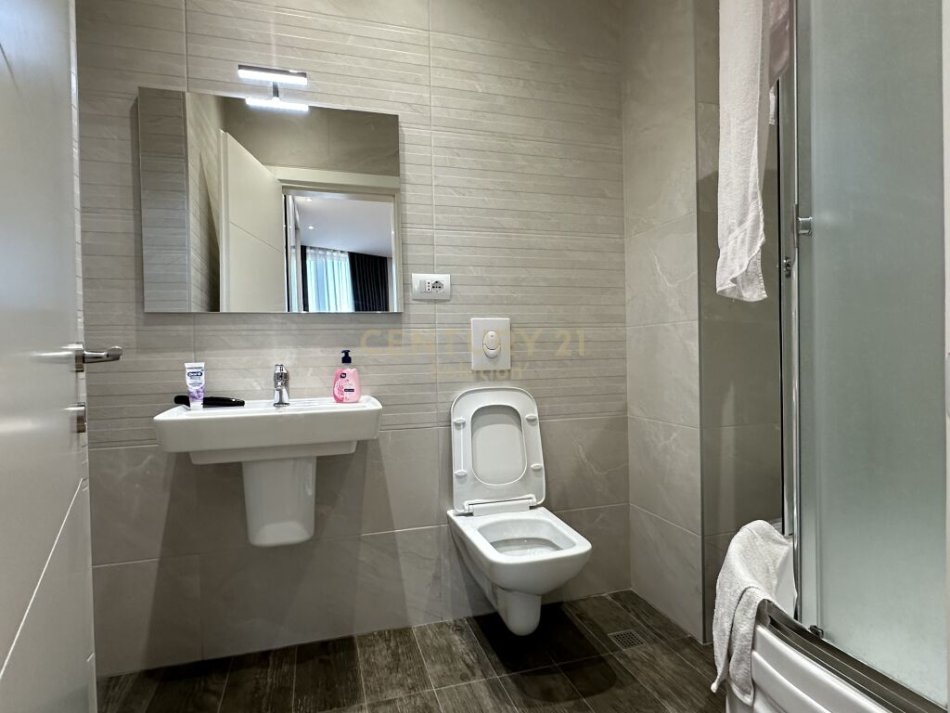 Tirane, shes apartament 2+1+2+Ballkon , 134 m² 220.000 € ("pallati me shigjeta", Rruga e Kavajës)