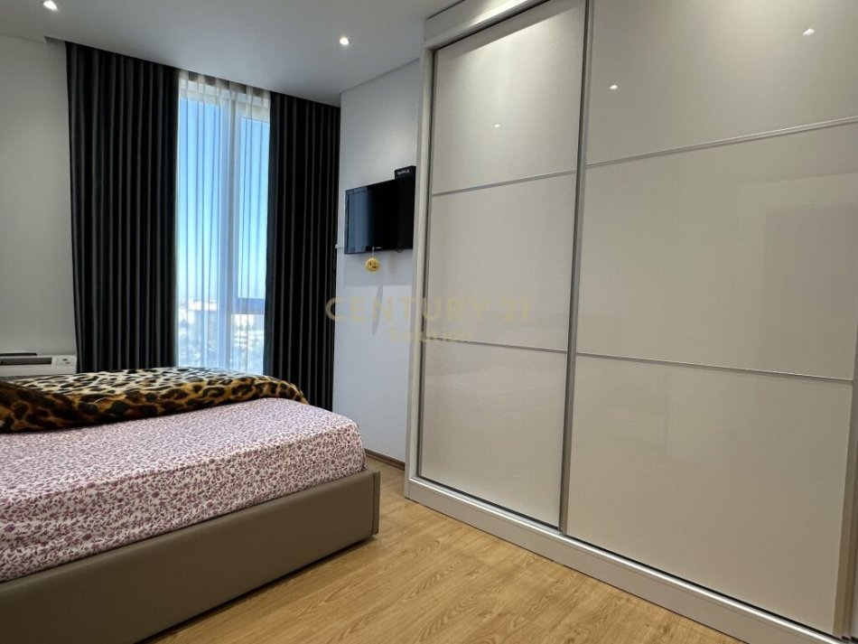 Tirane, shes apartament 2+1+2+Ballkon , 134 m² 220.000 € ("pallati me shigjeta", Rruga e Kavajës)
