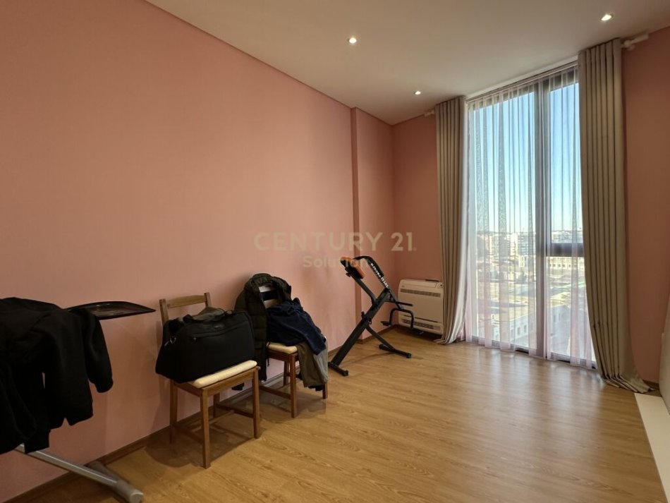 Tirane, shes apartament 2+1+2+Ballkon , 134 m² 220.000 € ("pallati me shigjeta", Rruga e Kavajës)