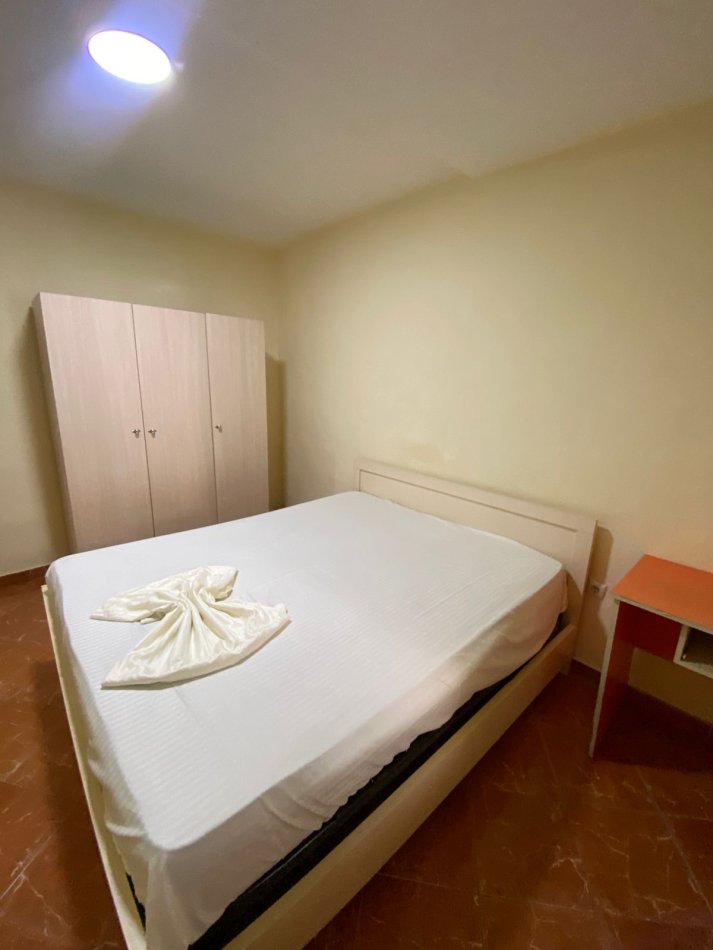 Tirane, jepet me qera apartament 2+1+Aneks+Ballkon Kati 1, 80 m² 450 € (Rr. Sitki Cico perballe Maternitetit te Brryli)