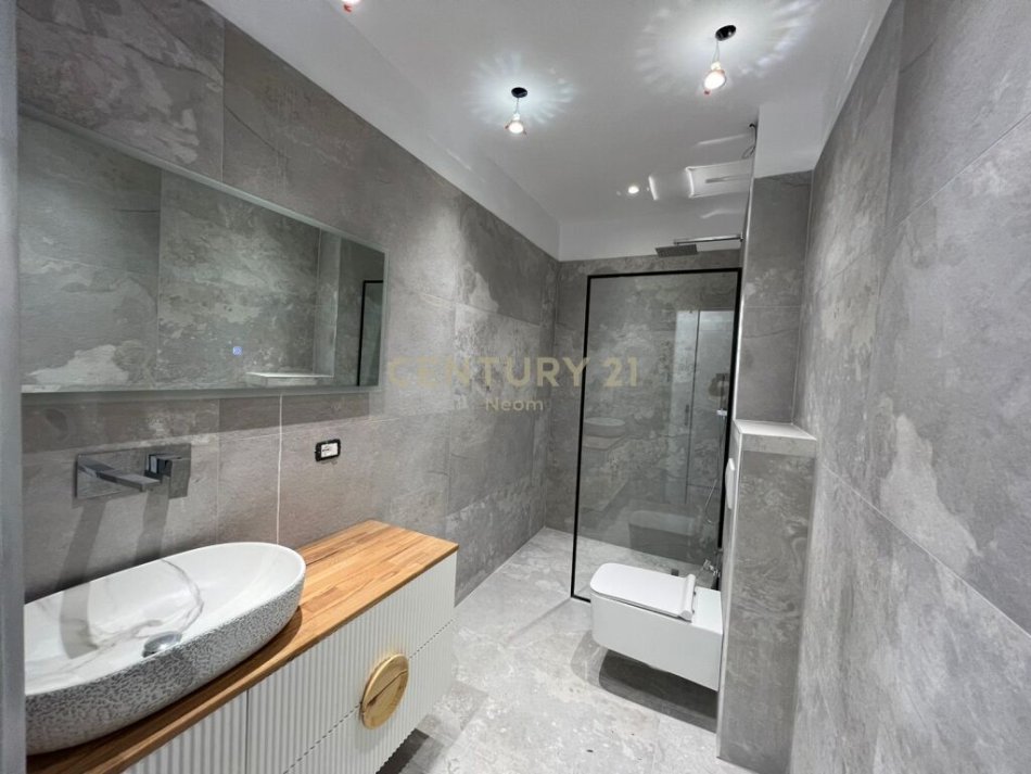 Tirane, jap me qera zyre , 96 m² 1.440 € (Rruga e Kavajës)
