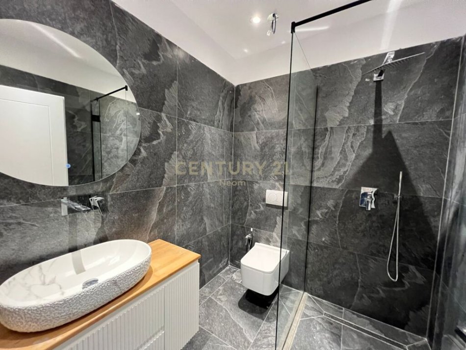 Tirane, jap me qera zyre , 96 m² 1.440 € (Rruga e Kavajës)