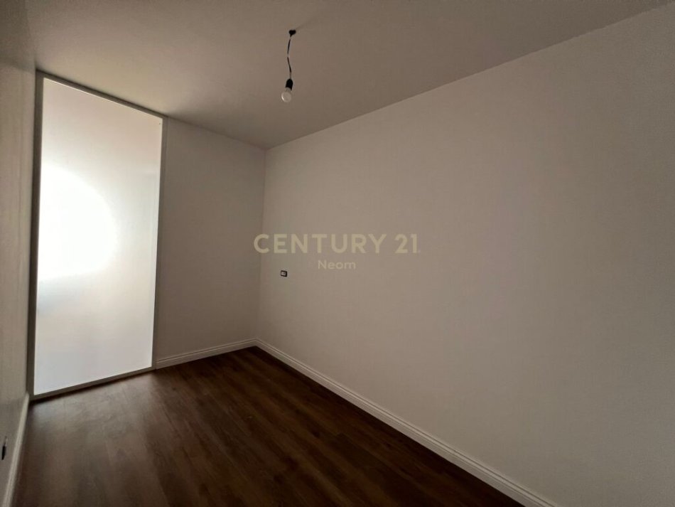 Tirane, jap me qera zyre , 96 m² 1.440 € (Rruga e Kavajës)