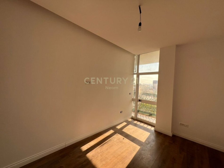 Tirane, jap me qera zyre , 96 m² 1.440 € (Rruga e Kavajës)