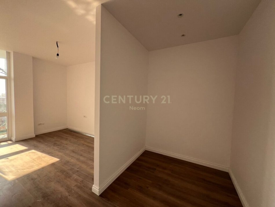 Tirane, jap me qera zyre , 96 m² 1.440 € (Rruga e Kavajës)