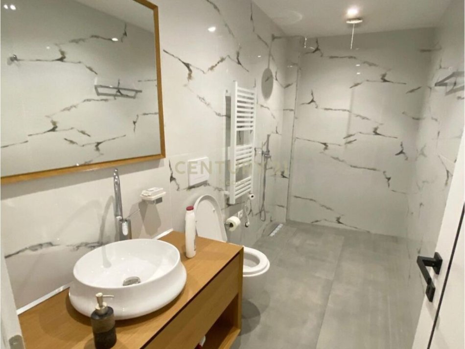 Tirane, jap me qera apartament 2+1 , 100 m² 1.300 € (Myslym Shyri)