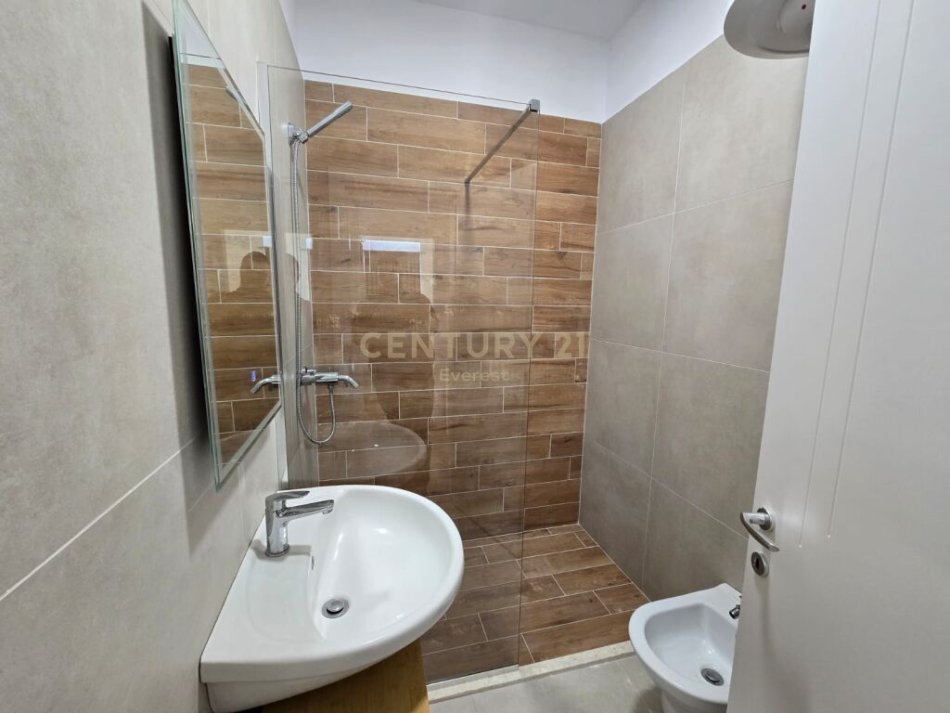 Tirane, jepet me qera apartament 1+1 Kati 8, 75 m² 500 € (5Maji)