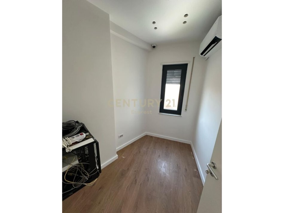 Tirane, shes apartament 3+1+2 , 143 m² 430.000 € (Bulevardi Zogu i Parë)