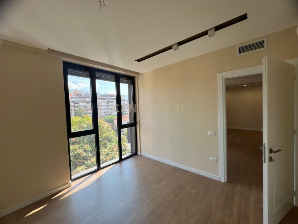 Tirane, jepet me qera apartament 2+1 Kati 3, 84 m² 850 € (Shkolla e kuqe)