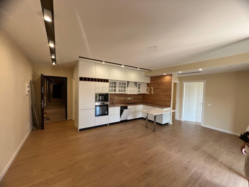 Tirane, jepet me qera apartament 2+1 Kati 3, 84 m² 850 € (Shkolla e kuqe)