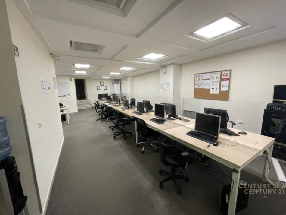 Tirane, jap me qera ambjent biznesi Kati 0, 275 m² 3.500 € (Ish Blloku)