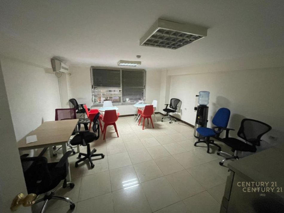 Tirane, jap me qera ambjent biznesi Kati 0, 275 m² 3.500 € (Ish Blloku)