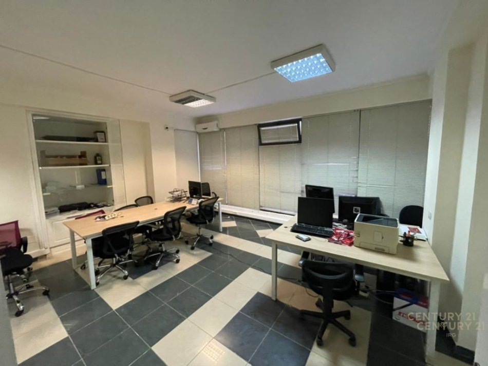 Tirane, jap me qera ambjent biznesi Kati 0, 275 m² 3.500 € (Ish Blloku)