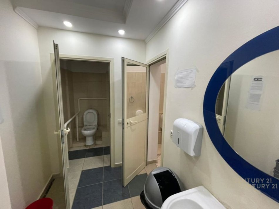 Tirane, jap me qera ambjent biznesi Kati 0, 275 m² 3.500 € (Ish Blloku)
