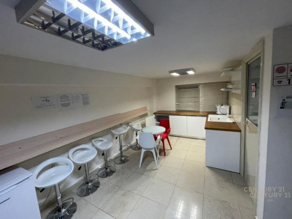 Tirane, jap me qera ambjent biznesi Kati 0, 275 m² 3.500 € (Ish Blloku)