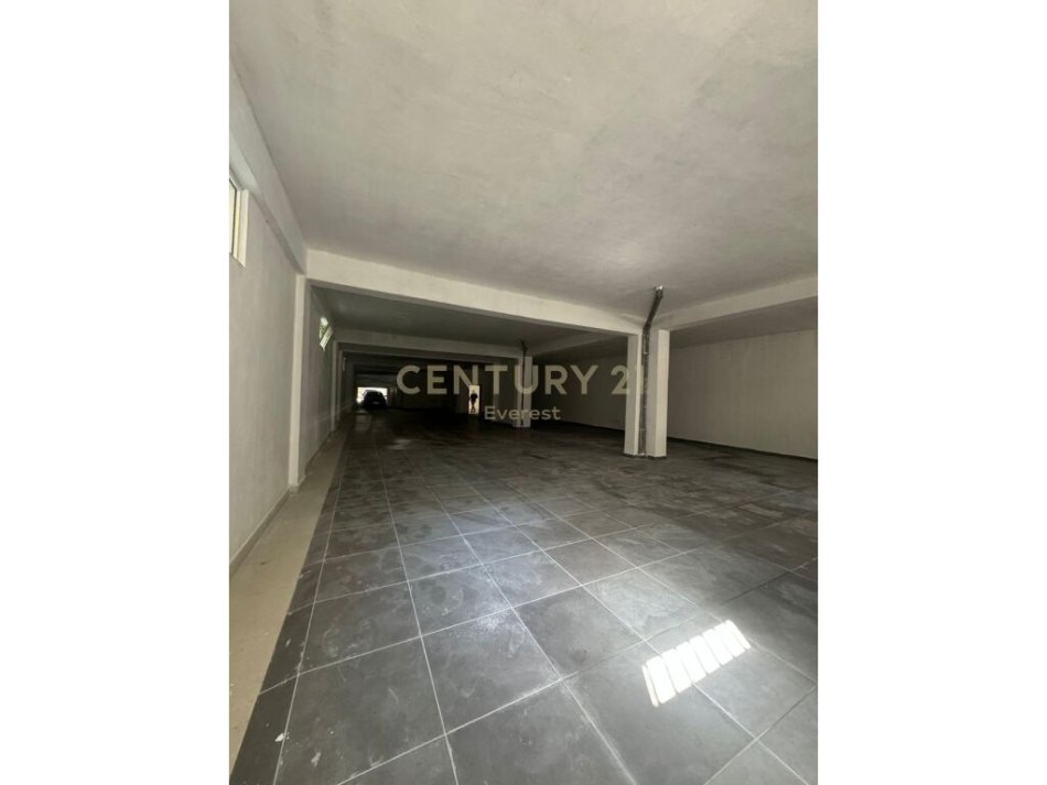 Tirane, shes ambjent biznesi 200M2 DHE POST PARKIMI 300M2, Kati 0, 500 m² 770.000 € (Rruga Bill Klinton, Kodra e Diellit)