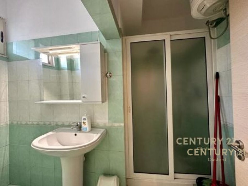 Tirane, jap me qera apartament 2+1+POST PARKIMI+Ballkon , 100 m² 500 € (Komuna e Parisit)