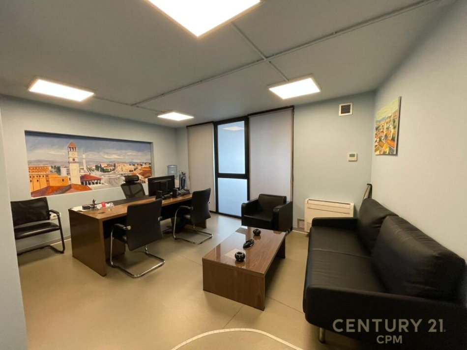 Tirane, jap me qera ambjent biznesi , 600 m² 6.500 € (Rruga Barrikadave)