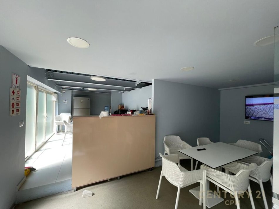 Tirane, jap me qera ambjent biznesi , 600 m² 6.500 € (Rruga Barrikadave)