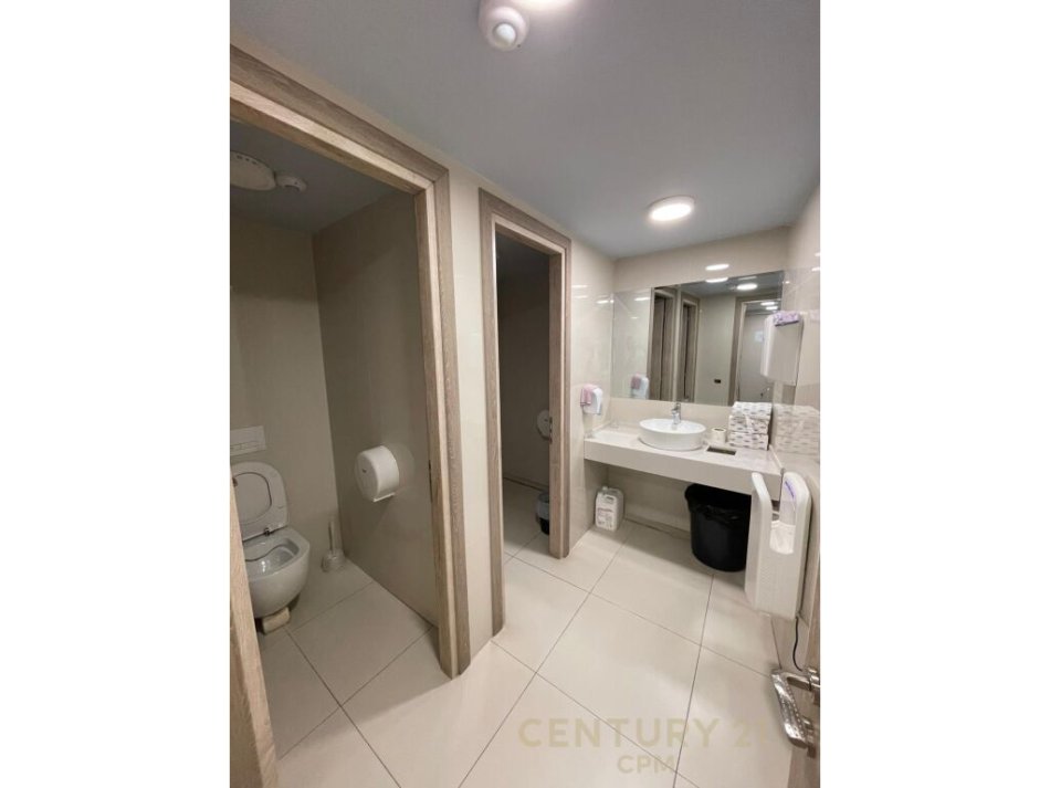 Tirane, jap me qera ambjent biznesi , 600 m² 6.500 € (Rruga Barrikadave)