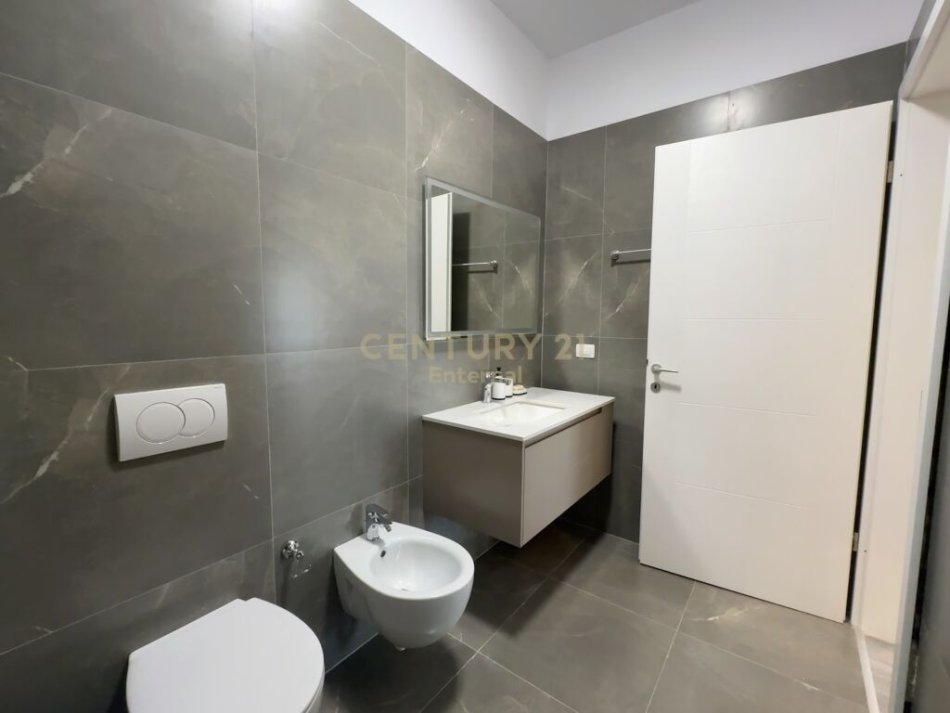 Tirane, jap me qera apartament 1+1+Ballkon , 73 m² 700 € (Liqeni i Thatë)