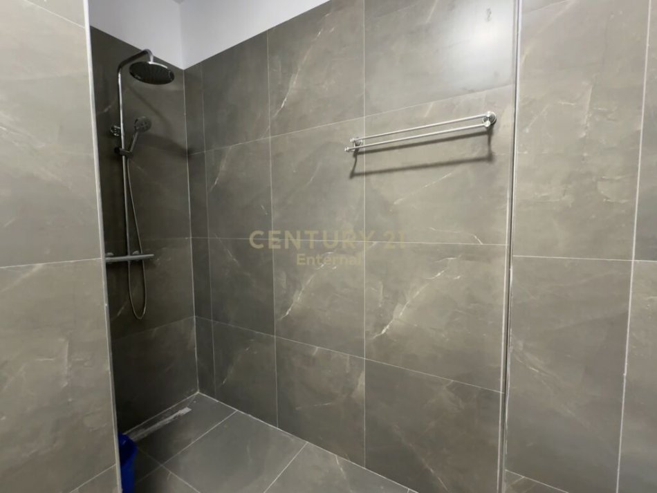 Tirane, jap me qera apartament 1+1+Ballkon , 73 m² 700 € (Liqeni i Thatë)