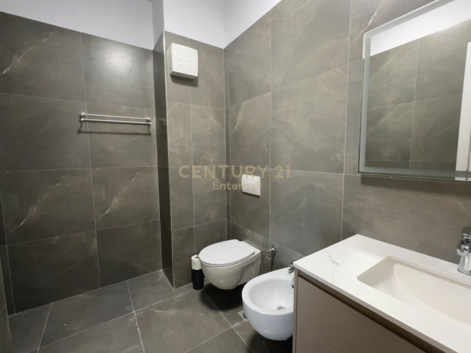 Tirane, jap me qera apartament 1+1+Ballkon , 73 m² 700 € (Liqeni i Thatë)