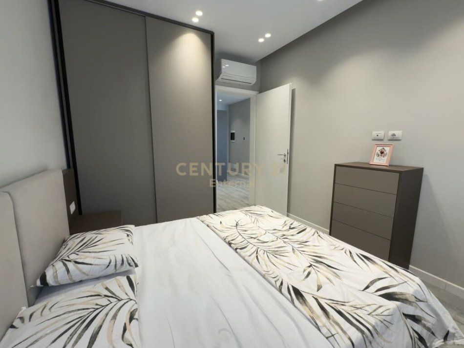 Tirane, jap me qera apartament 1+1+Ballkon , 73 m² 700 € (Liqeni i Thatë)