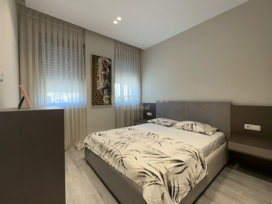 Tirane, jap me qera apartament 1+1+Ballkon , 73 m² 700 € (Liqeni i Thatë)