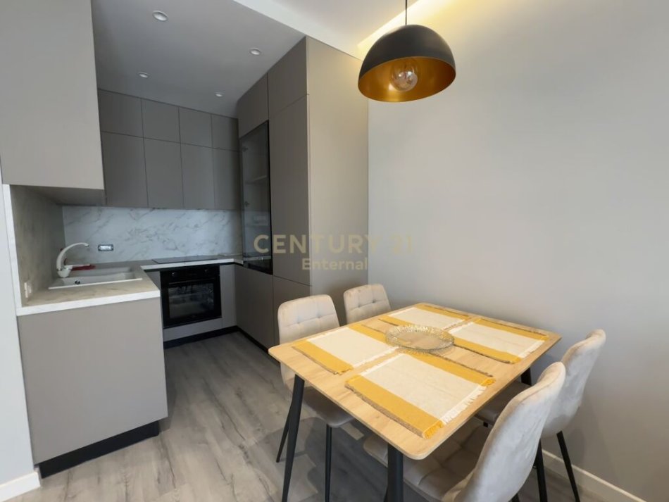 Tirane, jap me qera apartament 1+1+Ballkon , 73 m² 700 € (Liqeni i Thatë)