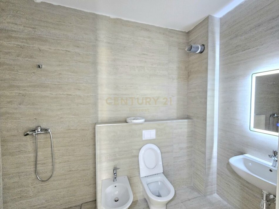 Tirane, shitet apartament 2+1 Kati 2, 98 m² 185.000 € (varri bamit)