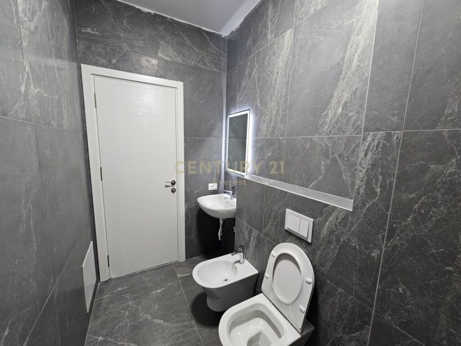 Tirane, shitet apartament 2+1 Kati 2, 98 m² 185.000 € (varri bamit)