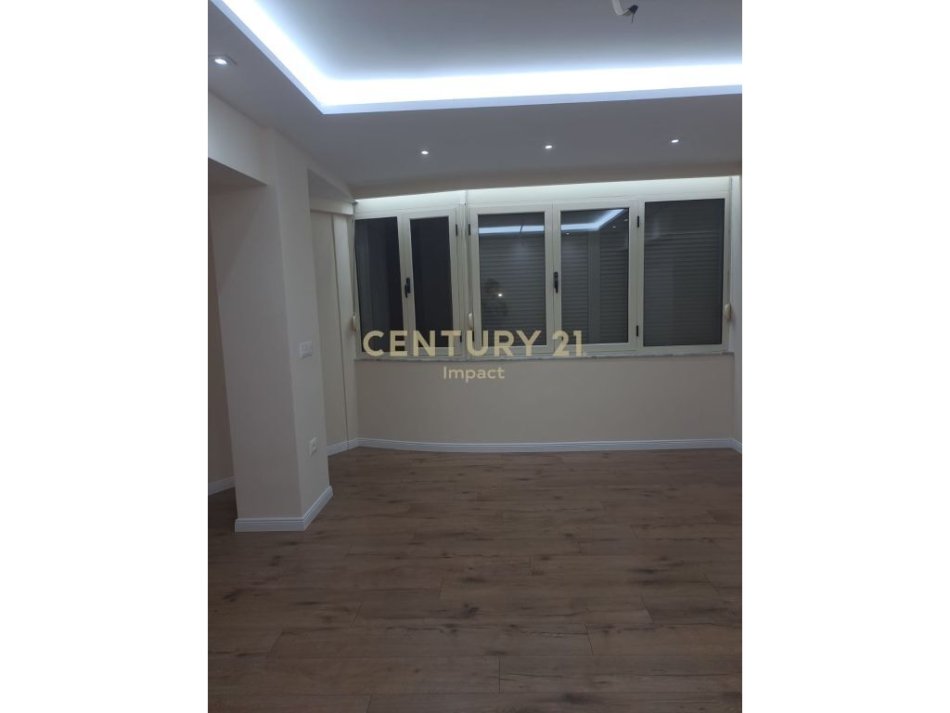 Tirane, jepet me qera apartament 2+1 Kati 2, 900 m² 900 € 
