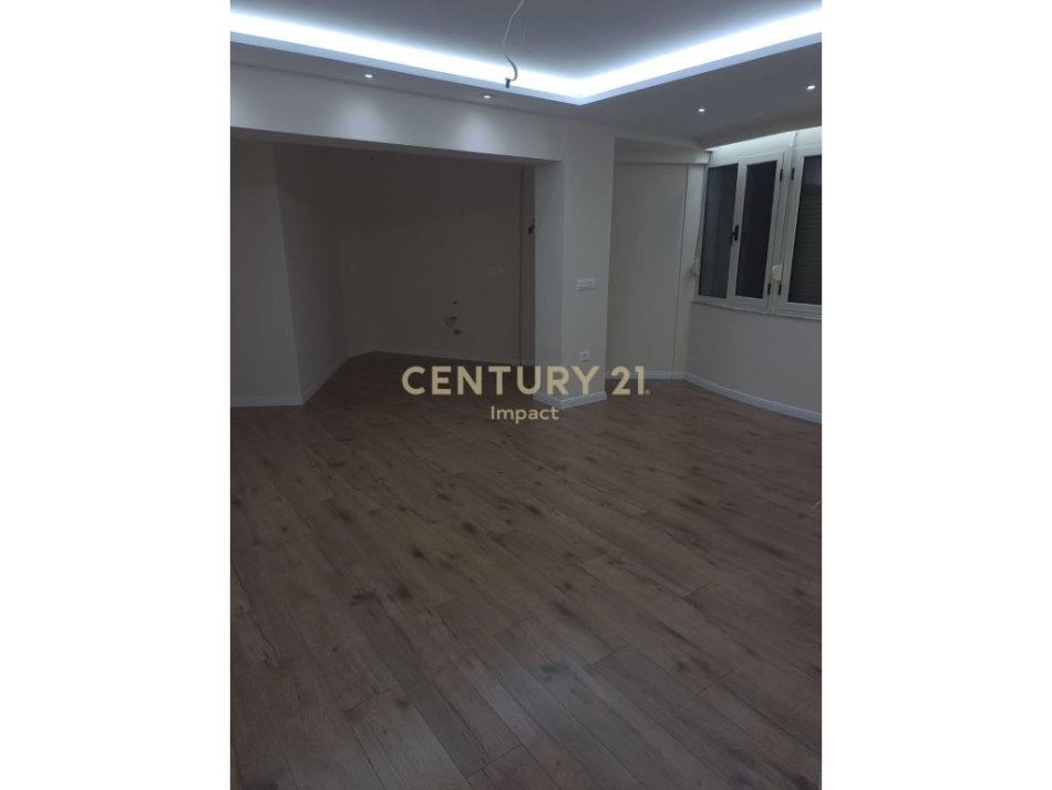 Tirane, jepet me qera apartament 2+1 Kati 2, 900 m² 900 € 
